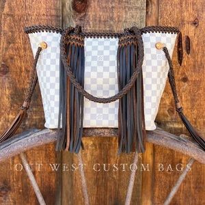 Louis Vuitton Neverfull MM in Damier Azur Pattern